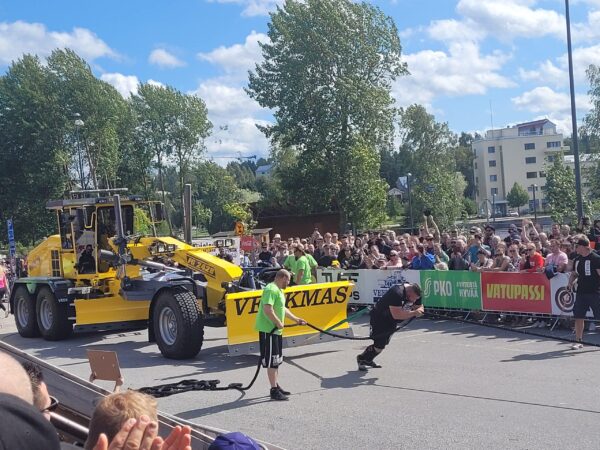 Starkmännen drog Veekmas FG 2428 väghyvel, se nu på videon!
