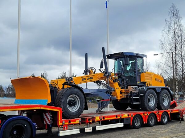 Veekmas Oy levererade sin första nya väghyvel till Danmark